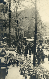 519 Gezicht op het Janskerkhof te Utrecht tijdens de bloemenmarkt uit het noordwesten met de Janskerk op de achtergrond.